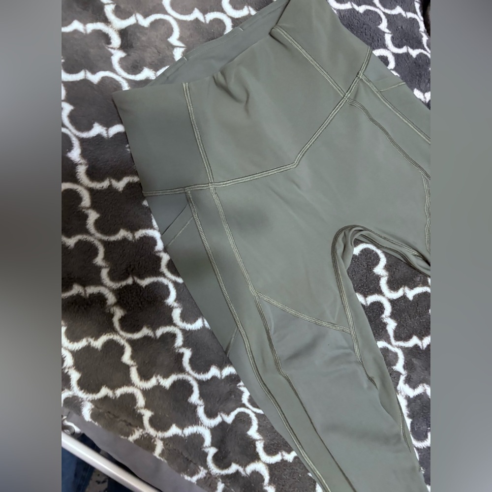 Lululemon leggings (size 2)
Full length